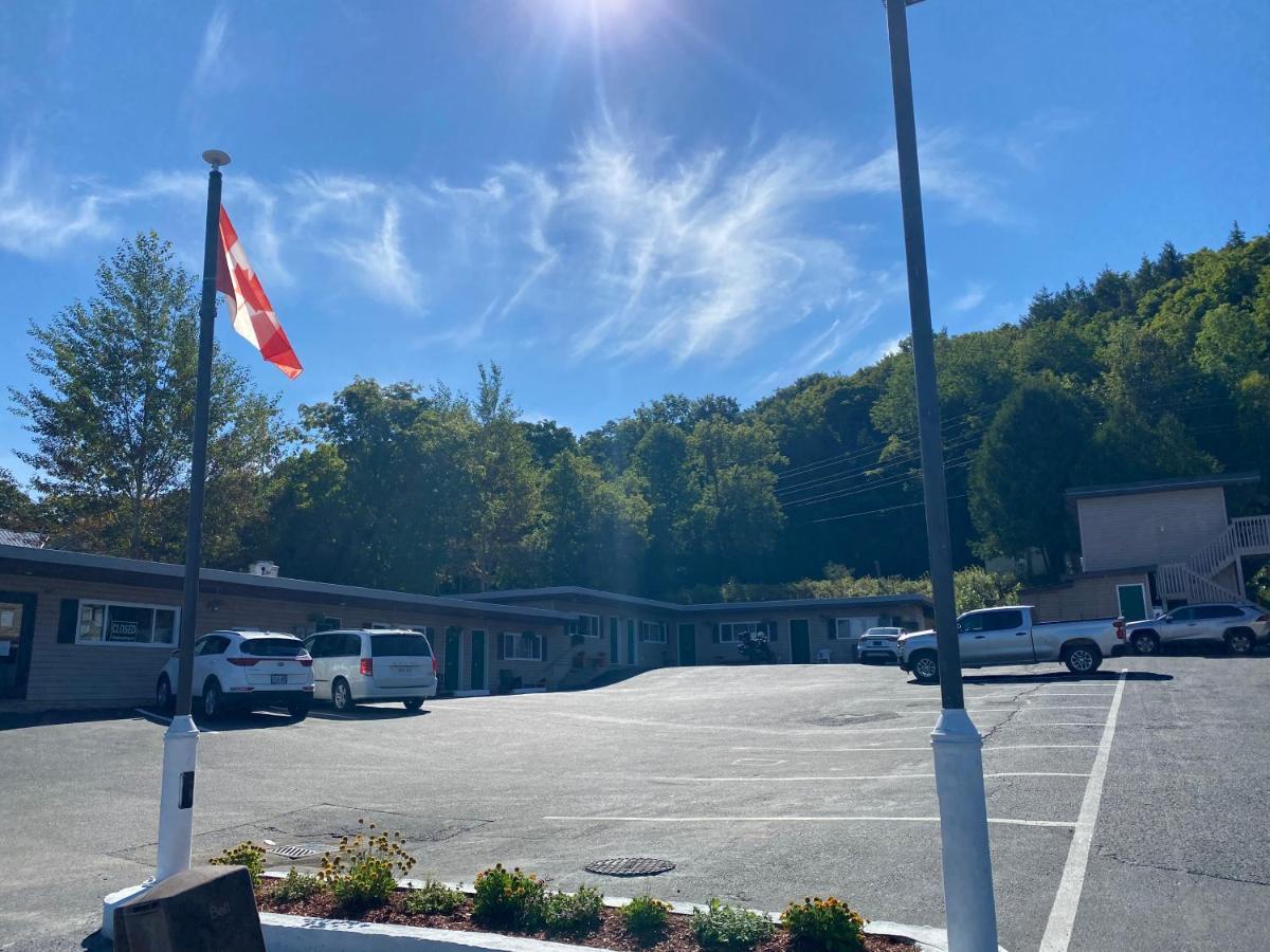 Silver Maple Motel هاليبرتون المظهر الخارجي الصورة